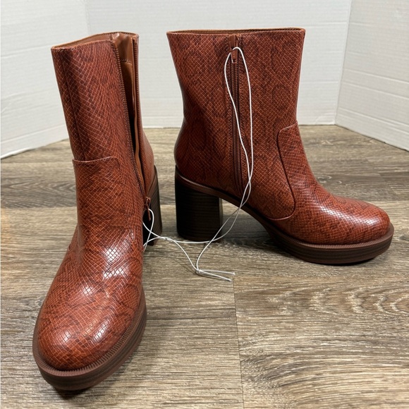 Universal Thread Shoes - Universal Thread Jenna Womens Boot Sz8.5 Brown Snakeskin Platform Boot boho NWOT